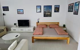 Martin City Stay - Elegant Apartment With Private Parking